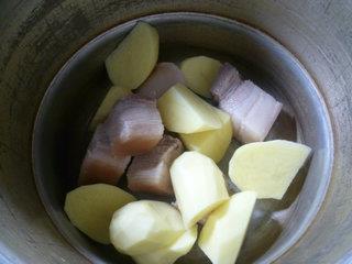 青菜五花肉土豆汤的做法图解4