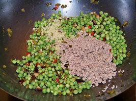 豌豆炒肉沫的做法步骤7
