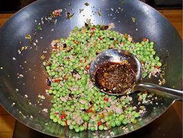 豌豆炒肉沫的做法步骤8