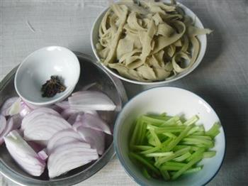 芹菜洋葱炒面筋的做法步骤2