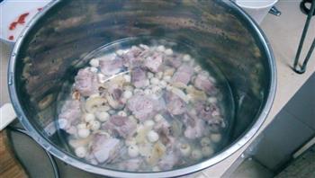 百合莲子排骨汤的做法步骤2