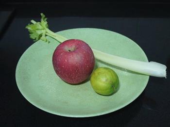 芹菜苹果汁的做法步骤1