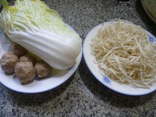 牛肉丸白菜汤面的做法步骤1