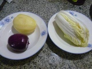 紫洋葱土豆炒白菜芯的做法图解1