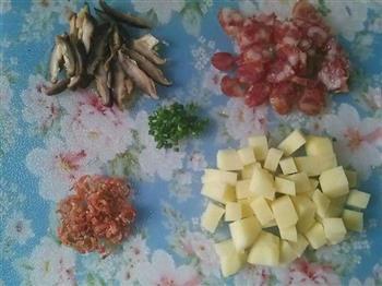 土豆腊肠焖饭的做法步骤2