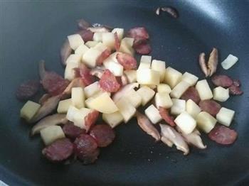 土豆腊肠焖饭的做法步骤3