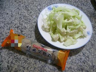 牛筋丸炒花菜的做法步骤1