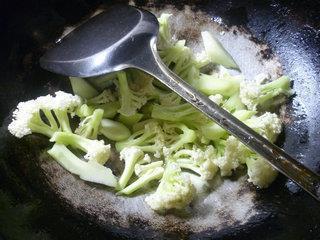 牛筋丸炒花菜的做法步骤3