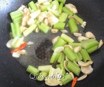 素炒芹菜百合的做法步骤10