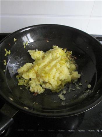 酸菜土豆泥的做法步骤4