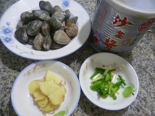 沙茶酱炒花蛤的做法步骤1
