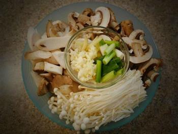 什锦菌菇腊肉烩老豆腐的做法步骤2