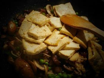 什锦菌菇腊肉烩老豆腐的做法图解6