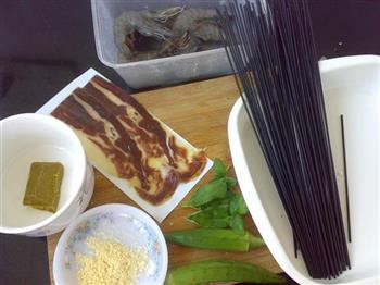 咖喱大虾墨汁面的做法步骤1