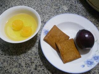 香干紫洋葱炒鸡蛋的做法图解1