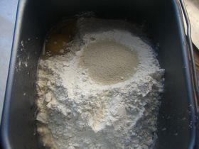 咸蛋黄豆沙夹心面包的做法图解1