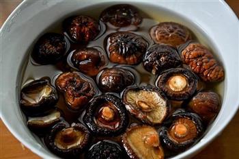 酱油肉香菇焖饭的做法步骤1