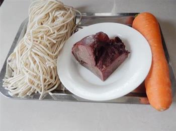 胡萝卜牛肉炒面的做法步骤1