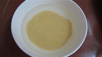红糖小米粥的做法图解1