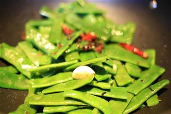 梅菜花椒干煸四季豆的做法步骤4