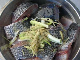 蒜籽烧黑鱼的做法步骤2