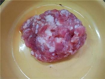 双椒香菇肉沫的做法步骤1