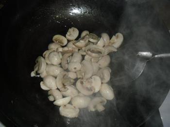 口蘑炒白菜的做法步骤3
