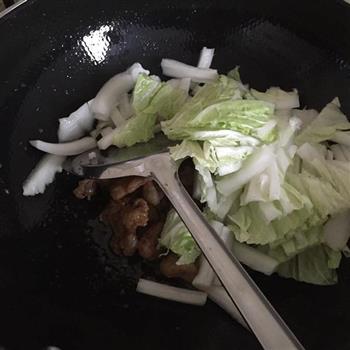 猪油渣炒大白菜的做法步骤4