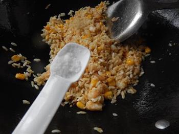 虾仁玉米炒饭的做法步骤11