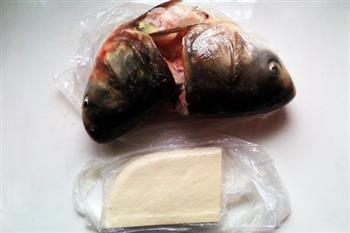 砂锅鱼头炖豆腐的做法步骤1