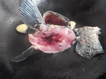 冻豆腐蘑菇鱼汤的做法图解1
