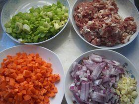 肉酱蔬菜意面的做法步骤1