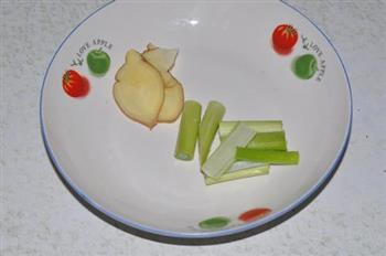 蔬菜鲍鱼排骨汤的做法图解1