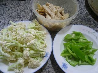 尖椒豆结炒花菜的做法步骤1