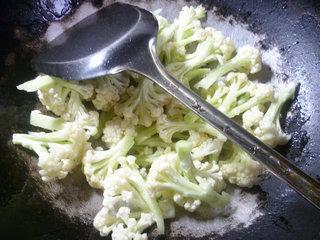 尖椒豆结炒花菜的做法步骤2