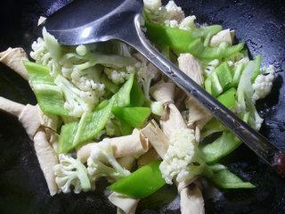 尖椒豆结炒花菜的做法步骤3