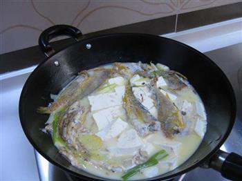 小黄鱼豆腐汤的做法步骤12