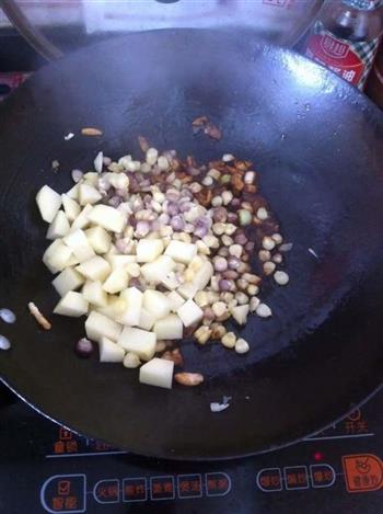 土豆酱油炒饭的做法步骤6