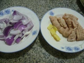 紫洋葱炒猪大肠的做法图解1