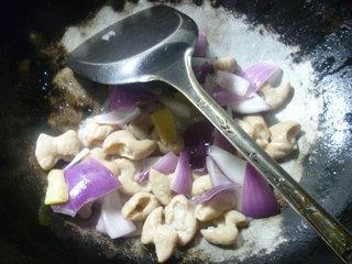 紫洋葱炒猪大肠的做法图解6