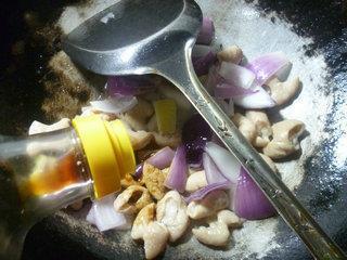 紫洋葱炒猪大肠的做法步骤7
