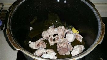 海带排骨汤的做法步骤4