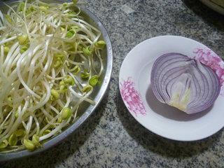 紫洋葱炒黄豆芽的做法图解1
