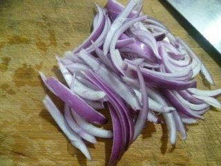 紫洋葱炒黄豆芽的做法图解2