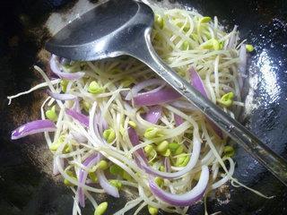 紫洋葱炒黄豆芽的做法图解4
