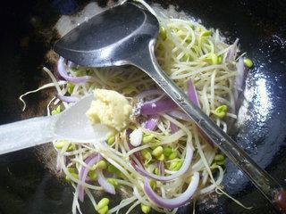 紫洋葱炒黄豆芽的做法图解7