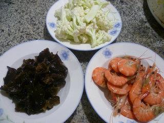 黑木耳虾肉炒花菜的做法步骤1