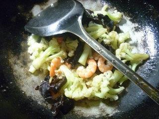 黑木耳虾肉炒花菜的做法步骤9