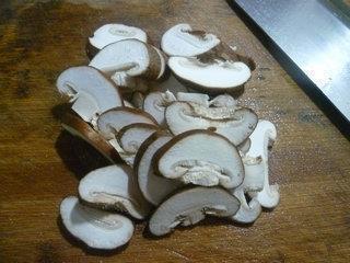 香菇炒茼蒿的做法图解2