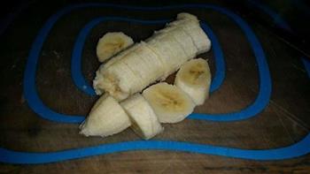 香蕉牛奶的做法图解2